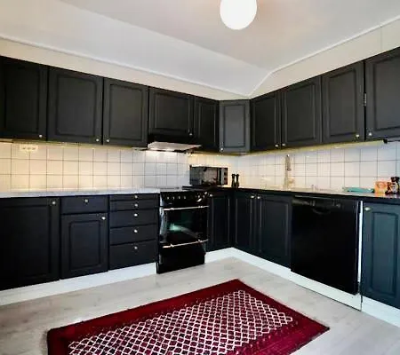 Apartament Fin Midt I Sentrum, I Rolig Bygard, Med Heis, Egen, Veranda & 85