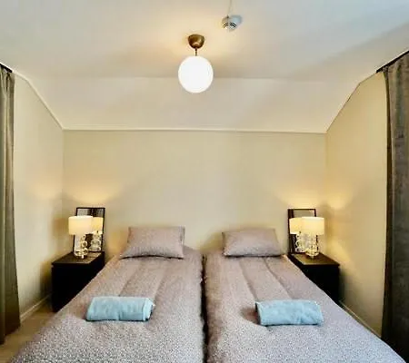 Sentral I Rolig Bygard, Med Heis, Egen, Veranda & 85