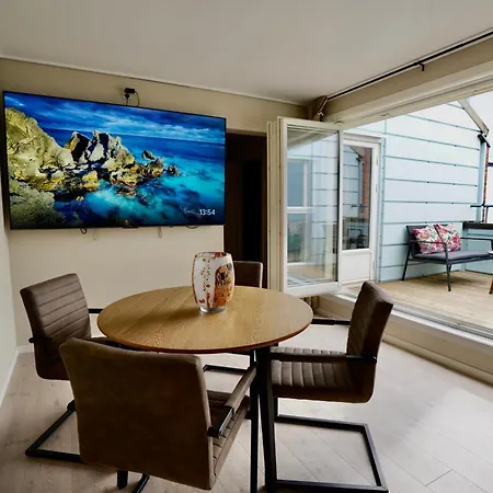 Fin Midt I Sentrum, I Rolig Bygard, Med Heis, Egen, Veranda & 85