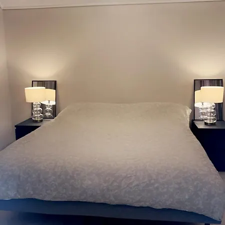 Sentral Og Stille Midt I Sentrum, I Rolig Bygard Med Heis, Egen Veranda & 85