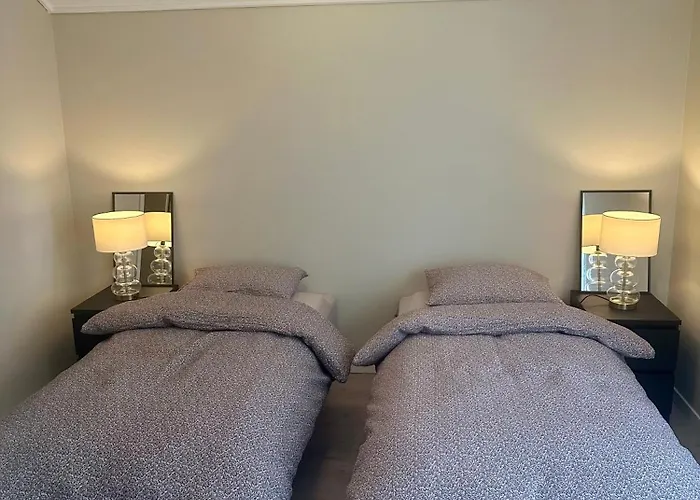 Apartament Fin Midt I Sentrum, I Rolig Bygard, Med Heis, Egen, Veranda & 85