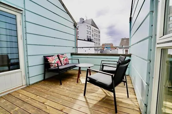 Fin Midt I Sentrum, I Rolig Bygard, Med Heis, Egen, Veranda & 85