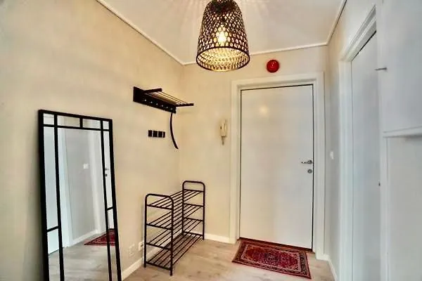 Apartament Fin Midt I Sentrum, I Rolig Bygard, Med Heis, Egen, Veranda & 85