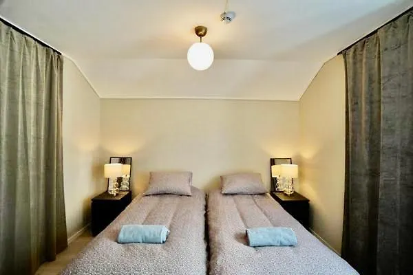 Fin Midt I Sentrum, I Rolig Bygard, Med Heis, Egen, Veranda & 85