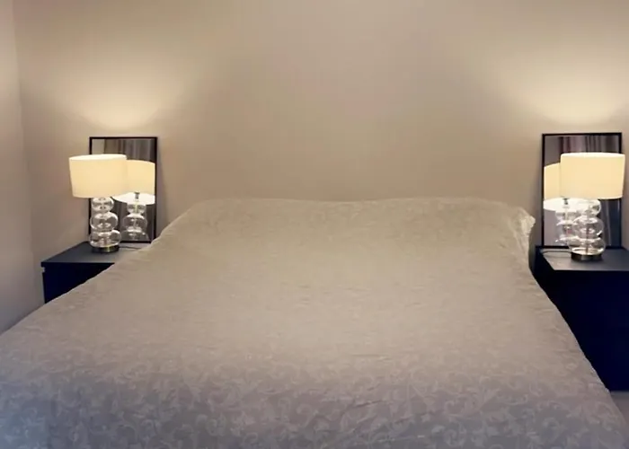 Fin Midt I Sentrum, I Rolig Bygard, Med Heis, Egen, Veranda & 85